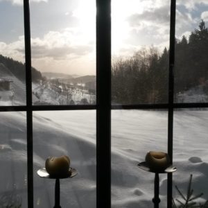 snieg za oknem podgorskiej odskoczni