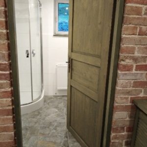 wejście do łazienki z widokiem na prysznic w pokoju cynamonowym w Podgórskeij Odskoczni